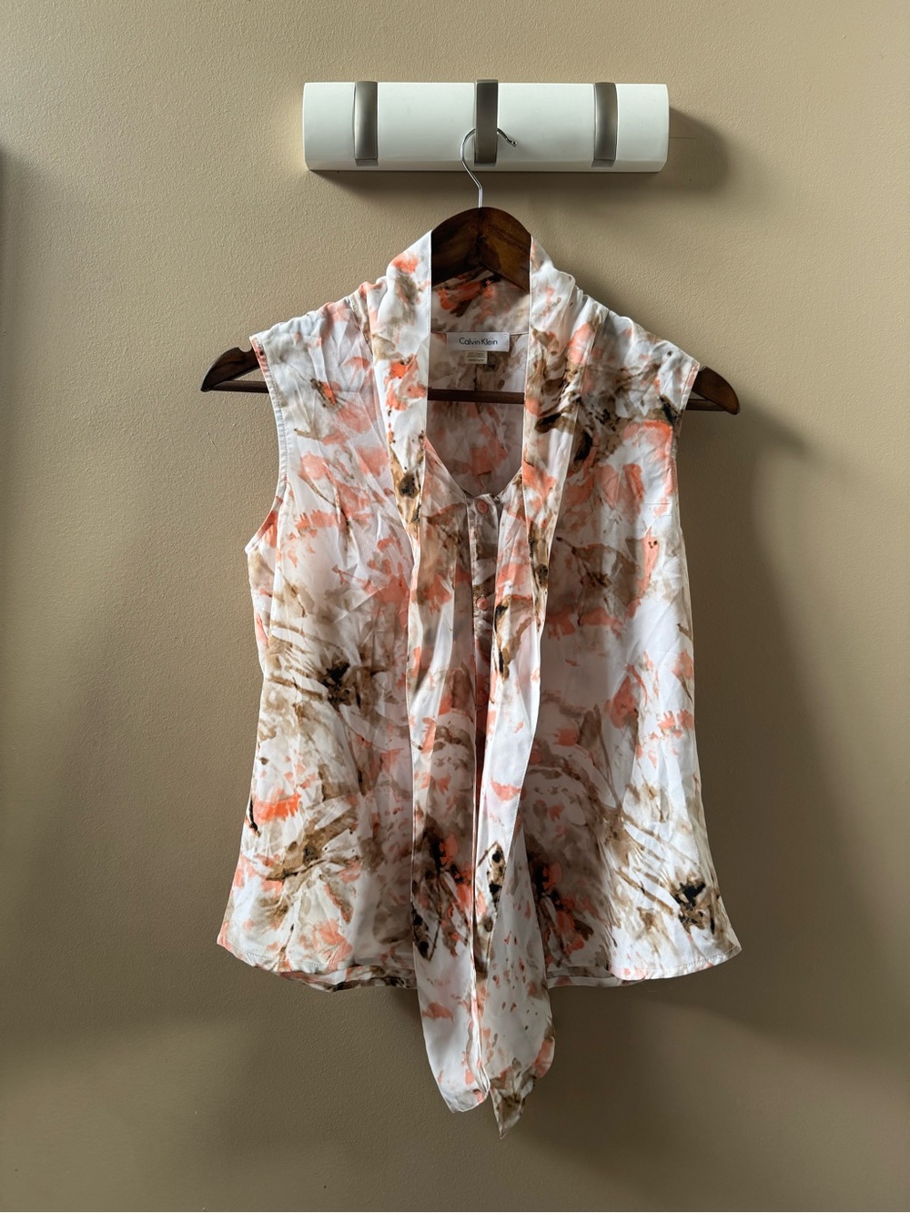 Calvin Klein White Sleeveless Tie-Neck Floral Blouse